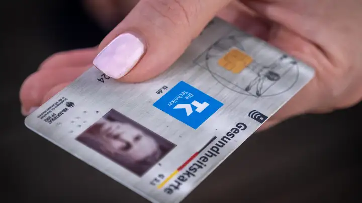 Chipcard wird gereicht